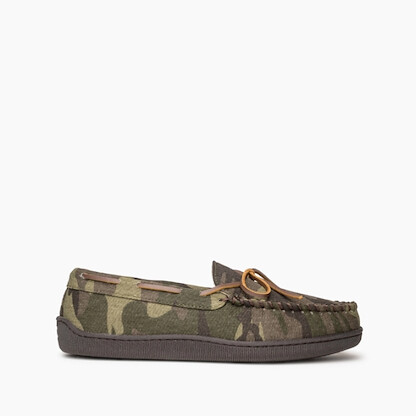 Minnetonka Men's Pile Lined Hardsole Slipper Green Camo Print -